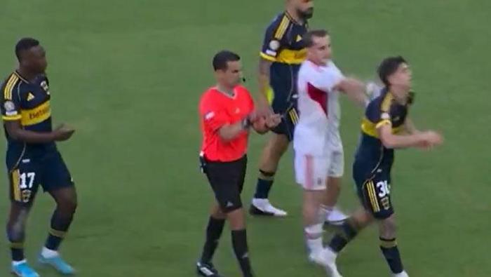 Boca Juniors - Benfica maçında sinirler gerildi Kerem Aktürkoğlu daha fazla dayanamadı, rakibini itti