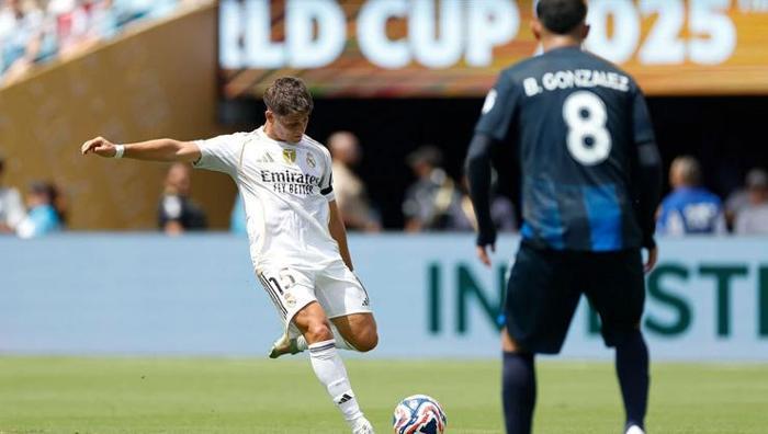 Arda Güler golünü attı, Roberto Carlos, Salgado ve Solari yerinden fırladı: Sahada bir şövalye gibi Real Madrid 10 kişiyle ezdi geçti