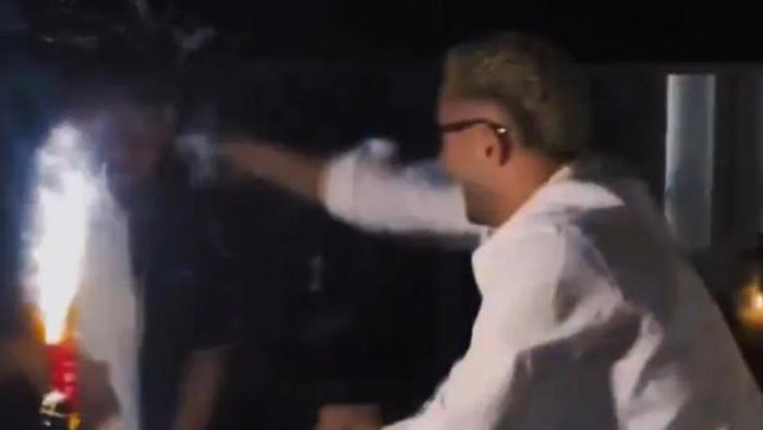 Galatasarayın gözdesi Barış Alper Yılmazın eğlenceli anları Arkadaşının kafasında tabak kırdı