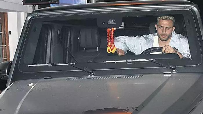 Galatasaraylı Barış Alper Yılmazın çaplık gecesine eli ayağı dolandı, sevgilisini bırakıp kaçtı