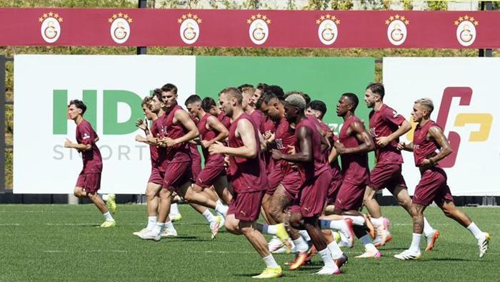 Galatasaraydan transferde malumun ilanı Menajeri İstanbula geliyor, imzalar atılıyor
