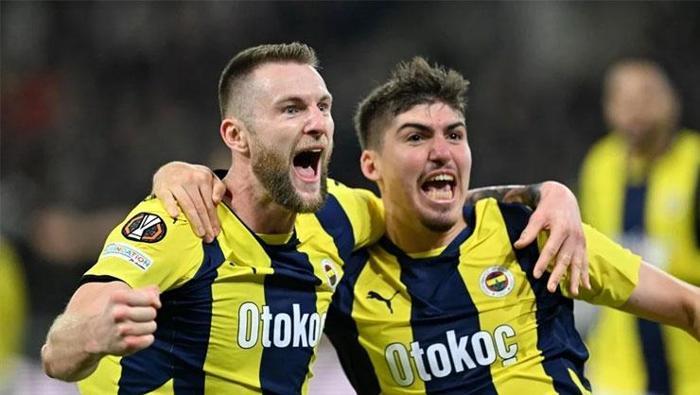 İTALYANLAR PEŞİNDE