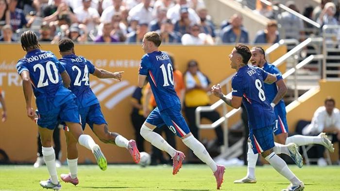 Chelsea - PSG maçının sonunda ortalık fena şekilde karıştı Luis Enrique sahaya girdi, oyuncuya vurdu