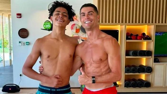Cristiano Ronaldonun evinde yaşananlar canlı yayında ifşa oldu Üzerindekini çıkar