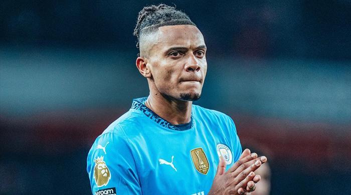 Akanji ön planda