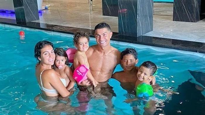 Cristiano Ronaldo için imzayı atıyor iddiası Menajeri kafa karıştırdı