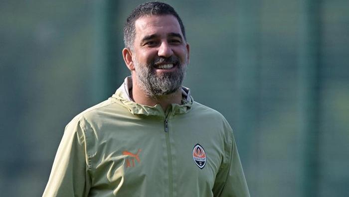 Kapat çeneni Arda Turan adeta sinir krizi geçirdi Hakemle ateşli tartışma ekranlara yansıdı