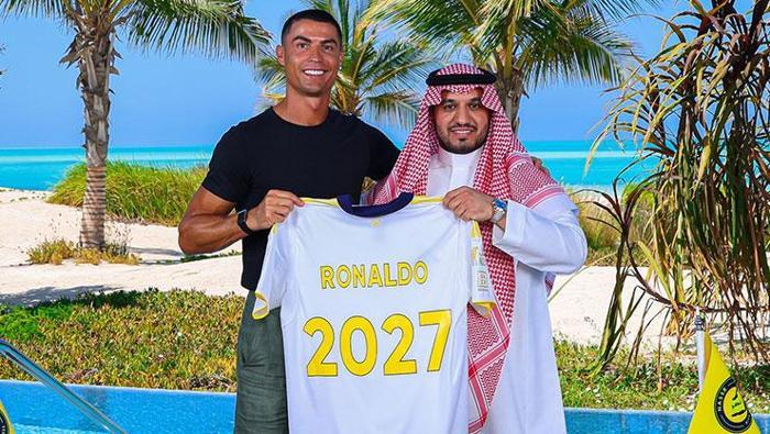 Cristiano Ronaldonun takım arkadaşı Türkiyeye geliyor Ünlü gazeteci duyurdu...