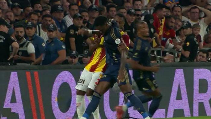 Göztepe-Fenerbahçe maçında tartışmalı pozisyon Trio yorumladı: Penaltı, kırmızı kart...