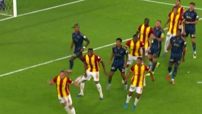 Göztepe-Fenerbahçe maçında tartışmalı pozisyon Trio yorumladı: Penaltı, kırmızı kart...