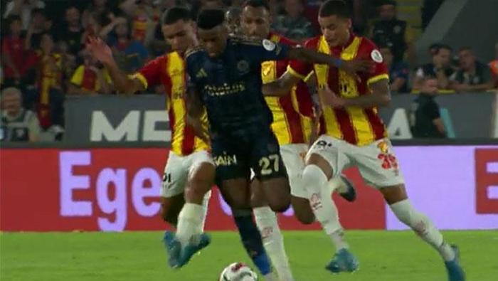 Göztepe-Fenerbahçe maçında tartışmalı pozisyon Trio yorumladı: Penaltı, kırmızı kart...