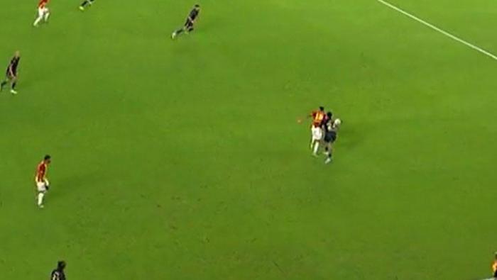 Göztepe-Fenerbahçe maçında tartışmalı pozisyon Trio yorumladı: Penaltı, kırmızı kart...