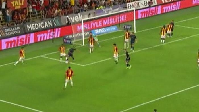 Göztepe-Fenerbahçe maçında tartışmalı pozisyon Trio yorumladı: Penaltı, kırmızı kart...