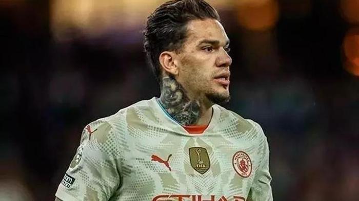 Kalede Ederson haber bekliyor