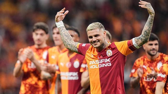 Icardiyi bunaltan ilgi Ailesinin yanında sinirlerine hakim olamadı