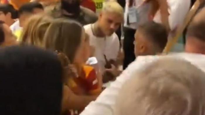 Icardiyi bunaltan ilgi Ailesinin yanında sinirlerine hakim olamadı