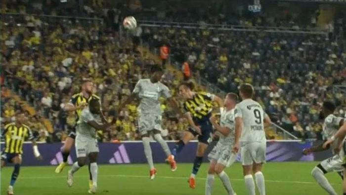 4. dakikada Fenerbahçenin penaltı beklediği pozisyonda devam kararı doğru mu