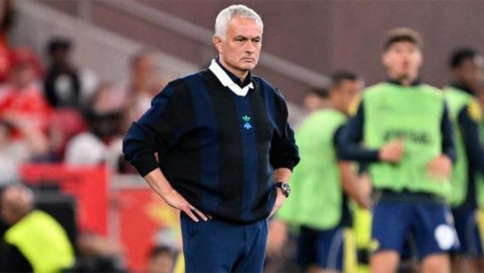 Fenerbahçede Mourinhonun ayrılığı sonrası İrfan Can Kahvecinin eşinden olay paylaşım