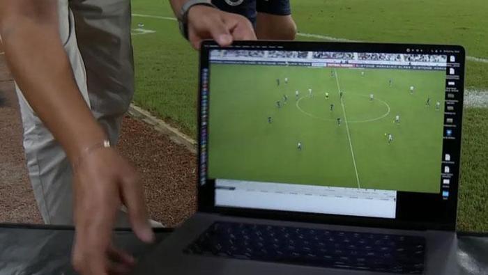 KAMERANIN ÖNÜNE LAPTOP YERLEŞTİRDİ