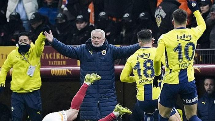 Fenerbahçe ile yollarını ayıran Mourinhonun Türkiye macerasına damga vuran olaylar | Irkçılık suçlaması, Okan Buruk kavgası...