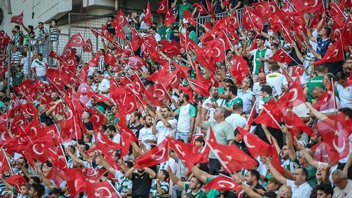 Bursaspor - 1461 Trabzon FK maçında 30 Ağustos coşkusu: 41 bin 680 biletli seyirci izledi