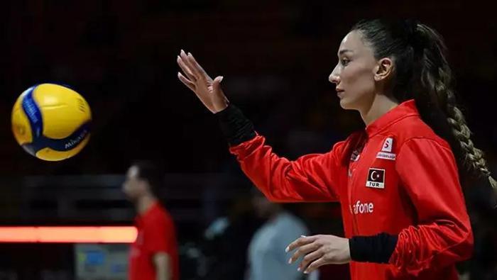 HANDE: BİZE ÇOK GÜZEL HEDİYELER VERİYORLAR