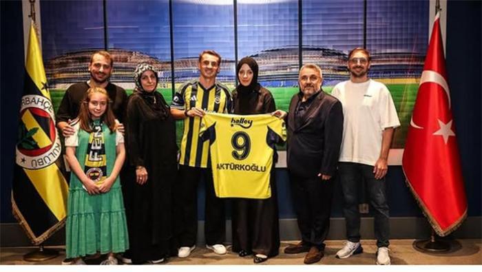 Kerem Aktürkoğlundan Fenerbahçe formalı çocukluk fotoğrafı paylaşımı