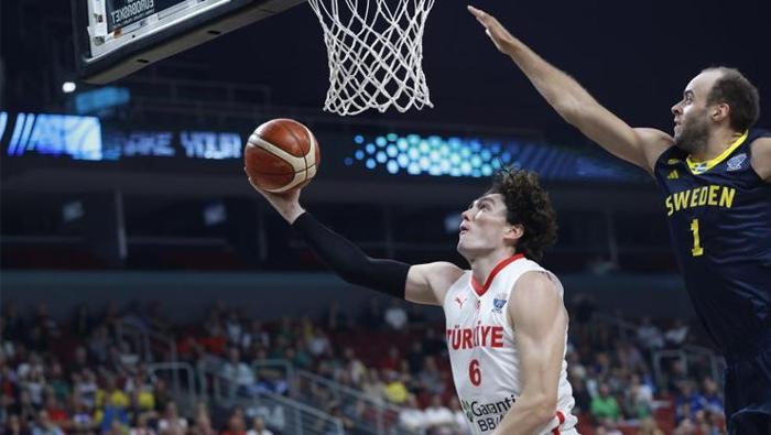 Ebru Şahin ve Cedi Osman’ın çeyrek final sevinci Bitiş düdüğü sonrası eşine koştu
