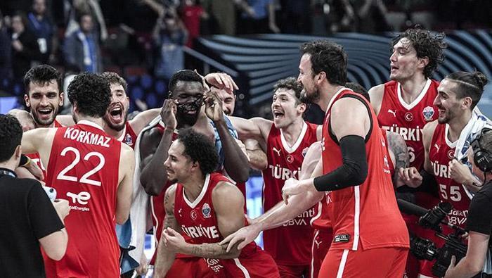 Alperen Şengün kurtlarını döktü EuroBaskette finale çıkan 12 Devam Adamdan Erik Dalıyla kutlama