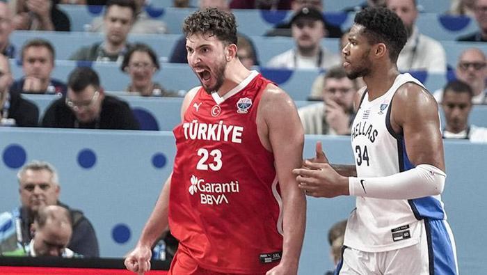 Alperen Şengün kurtlarını döktü EuroBaskette finale çıkan 12 Devam Adamdan Erik Dalıyla kutlama