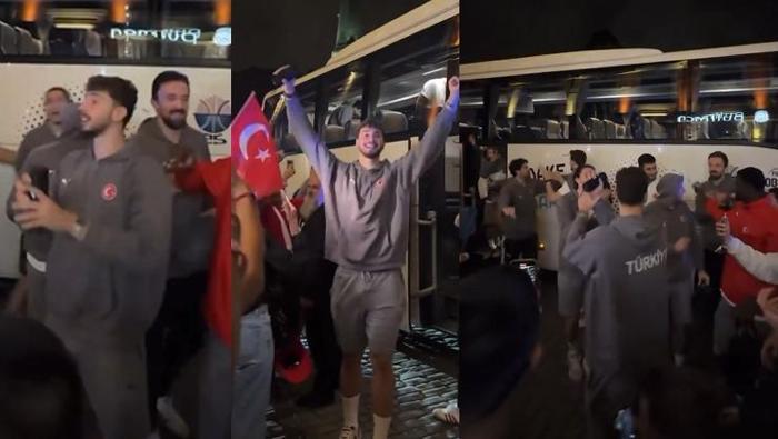 Alperen Şengün kurtlarını döktü EuroBaskette finale çıkan 12 Devam Adamdan Erik Dalıyla kutlama