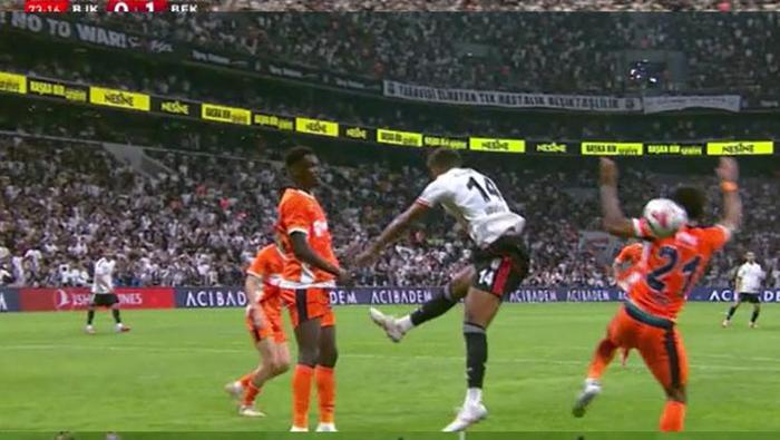 Beşiktaşın penaltı beklediği pozisyonda devam kararı doğru mu