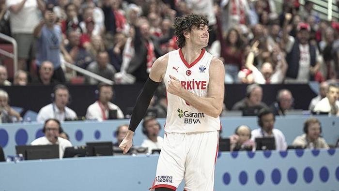 12 Dev Adamda kaybedilen final sonrası Cedi Osman ve eşi Ebru Şahin gözyaşlarını tutamadı