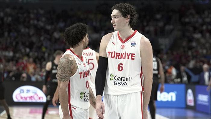 12 Dev Adamda kaybedilen final sonrası Cedi Osman ve eşi Ebru Şahin gözyaşlarını tutamadı