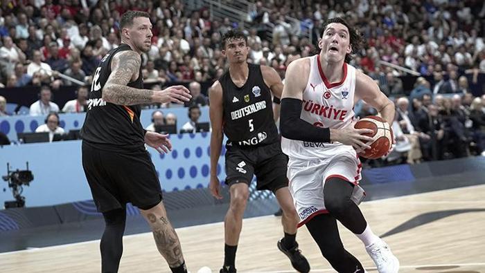 12 Dev Adamda kaybedilen final sonrası Cedi Osman ve eşi Ebru Şahin gözyaşlarını tutamadı