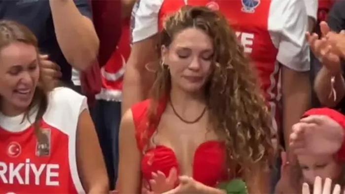 12 Dev Adamda kaybedilen final sonrası Cedi Osman ve eşi Ebru Şahin gözyaşlarını tutamadı
