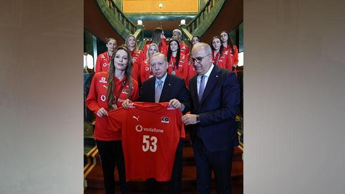 Cumhurbaşkanı Erdoğan, Dünya ikincisi A Milli Kadın Voleybol Takımını kabul etti