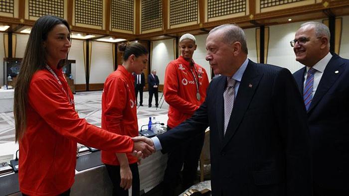 Cumhurbaşkanı Erdoğan, Dünya ikincisi A Milli Kadın Voleybol Takımını kabul etti