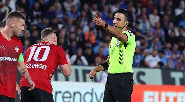 Trabzonspor - Gaziantep FK maçında Arda Kardeşlerin oyunu durdurduğu pozisyon: