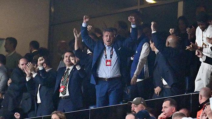 İSMAİLİ AYAKTA ALKIŞLADI