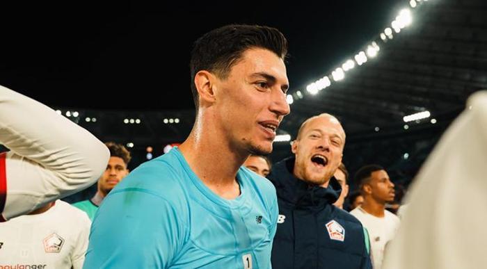 Berke Özer 3 penaltı kurtardı futbol dünyasına damga vurdu Roma taraftarını çileden çıkardı