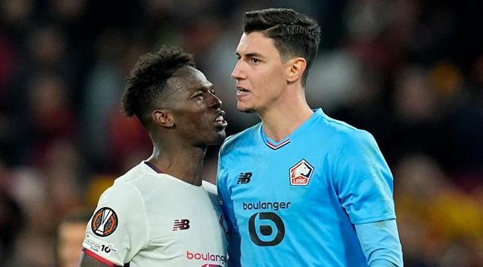 Berke Özer 3 penaltı kurtardı futbol dünyasına damga vurdu Roma taraftarını çileden çıkardı