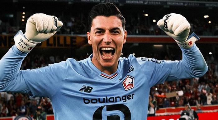 Berke Özer 3 penaltı kurtardı futbol dünyasına damga vurdu Roma taraftarını çileden çıkardı