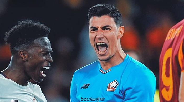 Berke Özer 3 penaltı kurtardı futbol dünyasına damga vurdu Roma taraftarını çileden çıkardı