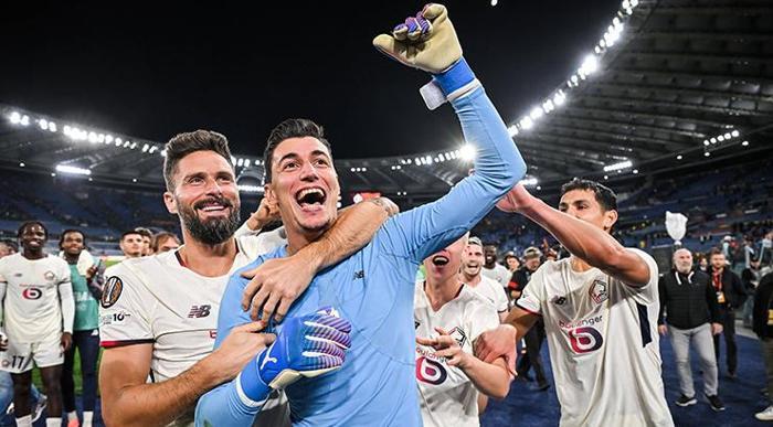Berke Özer 3 penaltı kurtardı futbol dünyasına damga vurdu Roma taraftarını çileden çıkardı