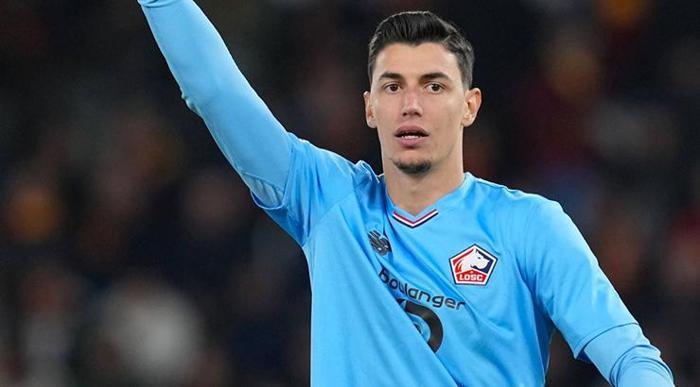 Berke Özer 3 penaltı kurtardı futbol dünyasına damga vurdu Roma taraftarını çileden çıkardı