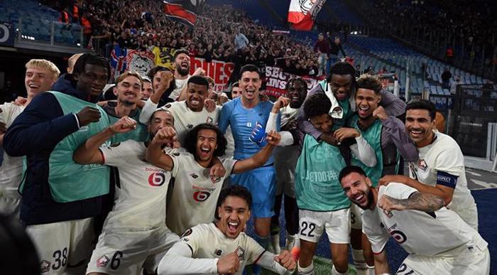 Berke Özer 3 penaltı kurtardı futbol dünyasına damga vurdu Roma taraftarını çileden çıkardı