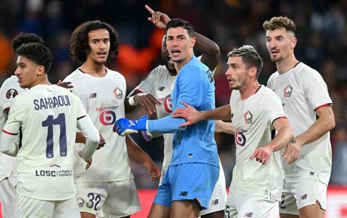 Berke Özer 3 penaltı kurtardı futbol dünyasına damga vurdu Roma taraftarını çileden çıkardı