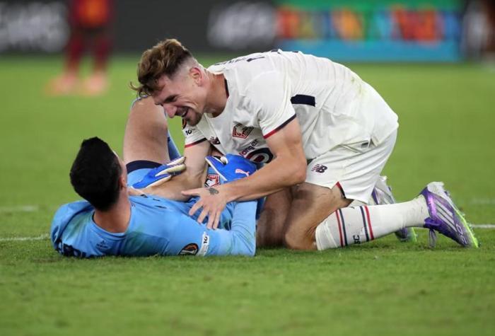 Berke Özer 3 penaltı kurtardı futbol dünyasına damga vurdu Roma taraftarını çileden çıkardı
