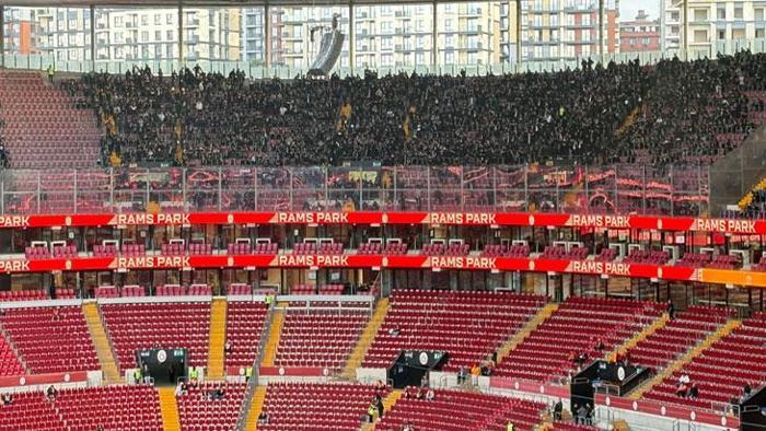 Beşiktaş taraftarları Galatasaray deplasmanına 30 otobüsle geldi